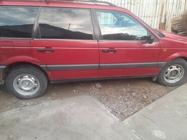 авто легковой: Volkswagen Passat: 1990 г., 1.8 л, Механика, Бензин, Универсал