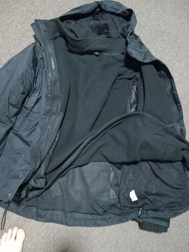 muski jakna: Muska jakna, skida se unutrasnji deo. crna, zimska. cena 800. obucena