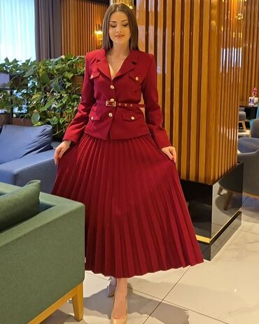 Dəstlər, kostyumlar: Qadın dəst – qızılı düyməli pencək və pliseli ətək - Model: İki — 5