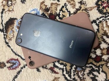 Apple iPhone: IPhone 7, Б/у, 32 ГБ, Черный, Чехол, 75 %