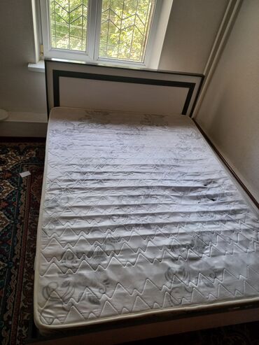 кровать из массива: Двуспальная кровать современного дизайна, оснащенная удобным матрасом