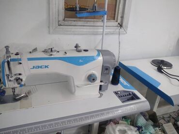 бтавой техника: Швейная машина Jack, Полуавтомат