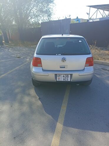 машина дишовый: Серебристый хэтчбек Volkswagen Golf, модель 2002 года, с эмблемой "VW"
