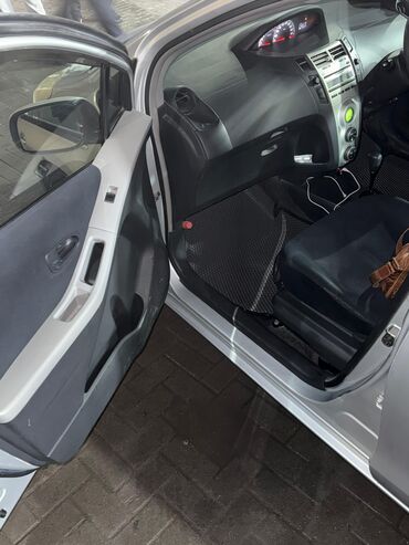 Toyota: Toyota Vitz: 2005 г., 1.3 л, Автомат, Бензин, Хэтчбэк — 2