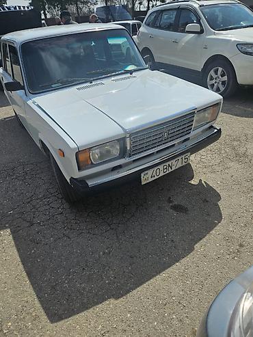 ВАЗ (ЛАДА): VAZ 2107, ağ rəngli sedan Xüsusiyyətlər: - Kuzov: 4 qapılı sedan, ağ — 2