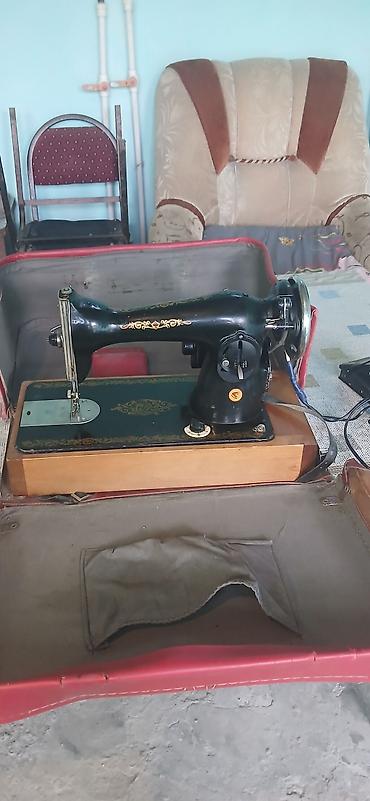 Elektrik tikiş maşını – klassik dizaynlı, metal gövdə və taxta əsaslı