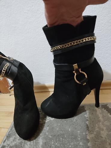 ugg cuzme: Ženske kratke čizme na visoku tanku štiklu kao nove - Boja: crna - — 2