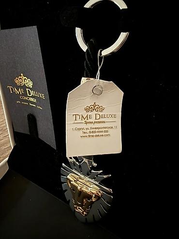 qizil burc klonlar: Time Deluxe markalı premium açarlıq təqdim olunur. Model üzərində — 3