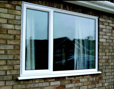 утеплить окна: Прямоугольный оконный блок с двойным остеклением, предназначенный для