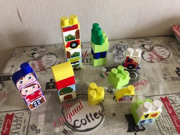 Oyuncaqlar: Original lego,yaxshi veziyyetde.Boyuk detallar,rahat yigmaq uchun ve