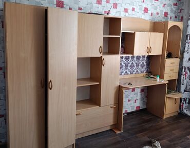 рабочий стол для дома: Компьютердик үстөлү, Текчелери бар