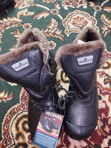 мужские зимние обувь: Продаю новые спец ботинки рабочие зимние 2 пары. 1й "ТехноАвиа