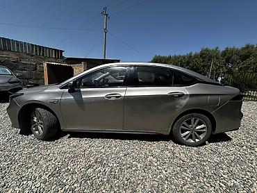 aion a60: GAC Aion S — электрический седан серо‑серебристого цвета. Основные — 5