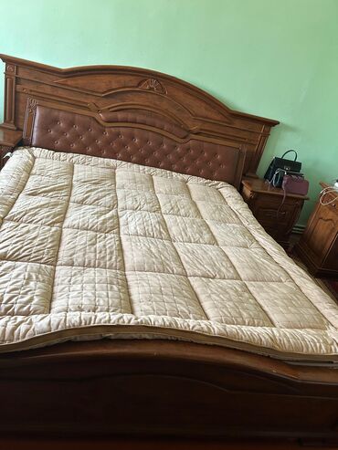 matras qiymətləri: Klassik dizaynlı taxt satılır.Başlıq dəri ilə örtülüb,ümumi görünüşü