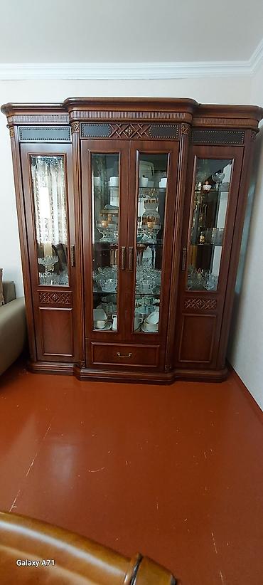 Ev üçün digər mebel: Klassik üslubda vitrin-dolab - Material: tünd qəhvəyi rəngli ağac — 2