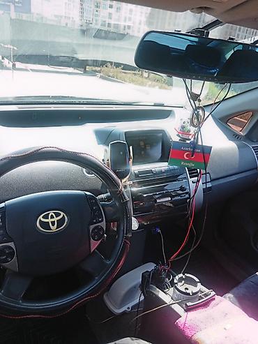 nolyeddi şəkilləri: Toyota Prius (2-ci nəsil) hibrid hetçbek - Rəng: qara - Kuzov: 5 — 7