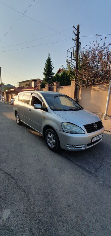 Toyota: Toyota Ipsum: 2001 г., 2.4 л, Бензин, Вэн/Минивэн
