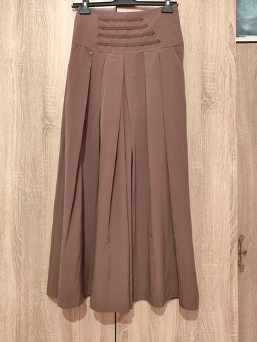Dəstlər, kostyumlar: Ətək işlənmişdir.Boy 160 uyğun.Ölçü 38 (M)Rəng gül qurusu.Yalnız almaq