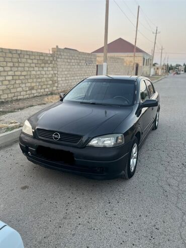 Dörd qapılı qara rəngli Opel Astra avtomobili. Avtomobilin