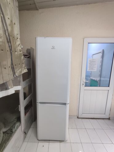 Холодильники: Холодильник Indesit, Б/у, Однокамерный, 60 * 180 * 50