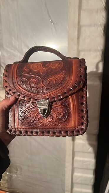 сумки через плечо женские на длинной ручке: Классическая сумка, Материал: Натуральная кожа, Жёсткая конструкция, Женские, Новый at lalafo.kg сумки через плечо женские на длинной ручке: Классическая сумка, Материал: Натуральная кожа, Жёсткая конструкция, Женские, Новый