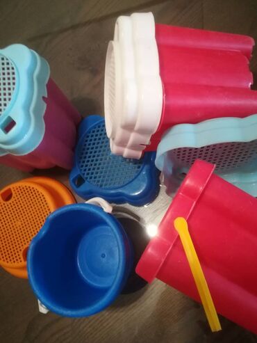 Igračke: Plastične kantice sa sitom 4 kom 600 din **3 kockaste 16 visinax13 cm — 10