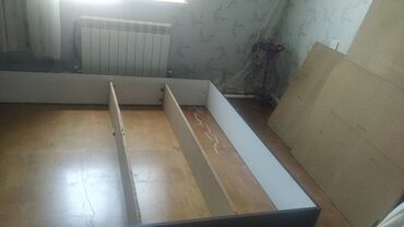 воздушная кровать: Matrasi yoxdur. matrasi altında olan iki diktden biri