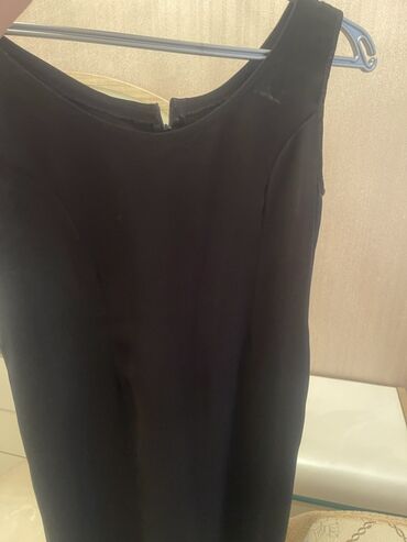 Dəstlər, kostyumlar: Qadın geyim dəsti - Qara klassik don: yüngül parça, qolsuz, yuvarlaq — 1