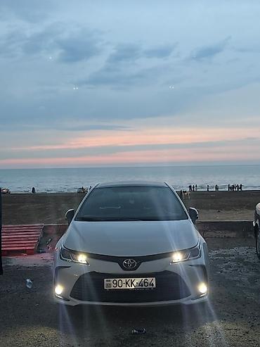 Toyota: Toyota Corolla – sedan, ağ rəng, qara dam aksenti ilə. Texniki və — 5