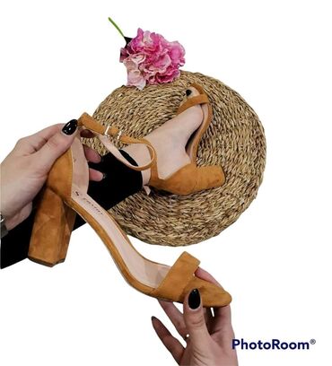 Sandale: 2700
36 do 41 — 7