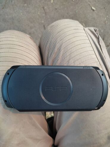 PSP (Sony PlayStation Portable): ČIPOVAN SONY PSP® je prenosna konzola za igranje koja nudi širok — 2