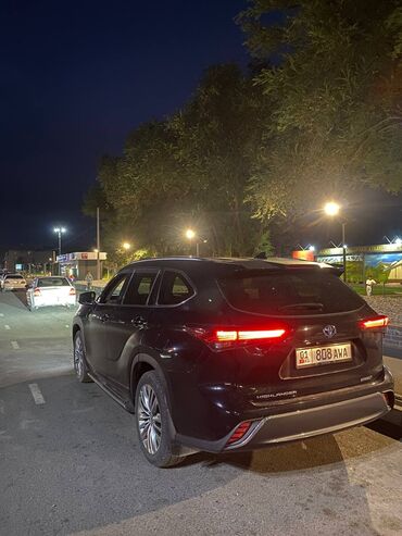 электроные машины: Элегантный внедорожник Toyota Highlander с гибридным двигателем