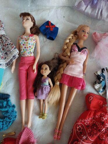 18 oyuncaqlar: Barbie paltarlariile birlikde 30 man