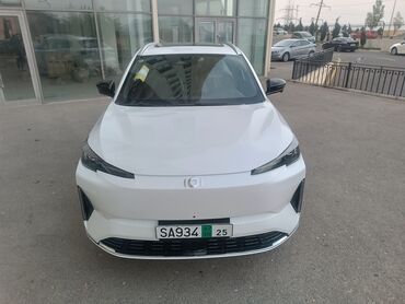 avto az yeni: ICE markalı, ağ rəngli, müasir dizaynlı elektrik avtomobil. Yeni nəsil