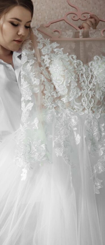 Свадебные платья: Продаю свадебное платье размер 50-52, очень стройнит! Было куплено