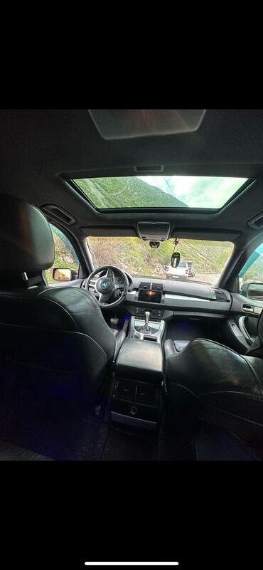 телевизор изогнутый экран: Интерьер автомобиля BMW X5 E53, демонстрирующий черные кожаные сиденья
