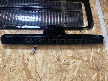 Накладка/панель двери багажника с надписью “4RUNNER” (чёрный глянец)