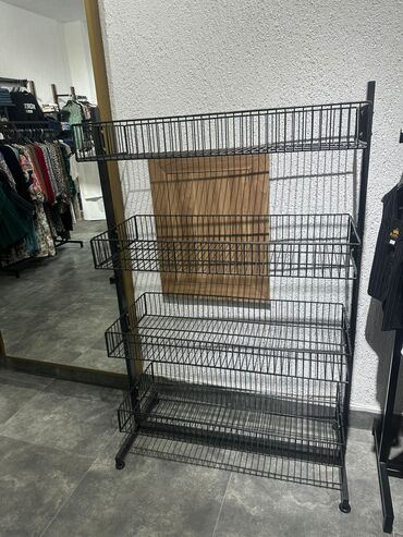 вешалки напольные для одежды оригинальные: Təcili satılır Paltar səbəti Metal tel vitrin rəfi - Material