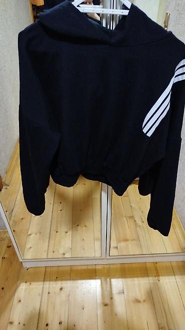 adidas ev geyimleri instagram: Qara idman dəsti – kapüşonlu üst və şalvar - Rəng: qara, ağ üç — 2