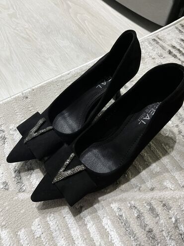 черная обувь: Туфли37 размермягкая очень удобная,каблук 5см