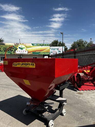 трактор сельхозтехника: РУМ (разбрасыватель минеральных удобрений )1000 литров,турецкого