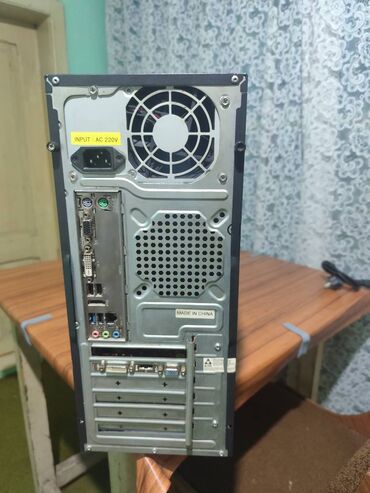 Desktop računari i radne stanice: Kuciste i monitor Ociscen, podignut svez operativni sistem, spreman — 5