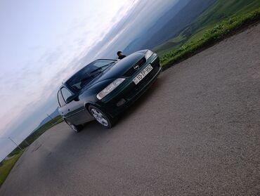 Opel: Opel Vectra B sedan/hatchback (yaşıl rəng) Xüsusiyyətlər: - Kuzov: 5 — 4