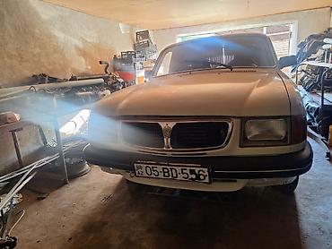 QAZ: GAZ Volga 3110, ağ rəng, sedan gövdə. Nömrə nişanı: 05-BD-556 (AZ) — 4