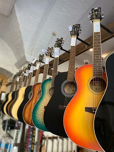 Gitaralar: Cort akustik gitaralarının hər biri xüsusi diqqət və incəliklə dizayn — 1