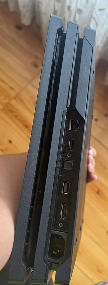 ps4 qiymətləri: PlayStation 4 Pro oyun konsolu 4 ədəd pultu var - Model: PS4 Pro (CUH — 2