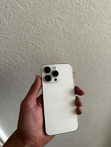 IPhone с тремя камерами, цвет белый (светлый). Плоские грани из