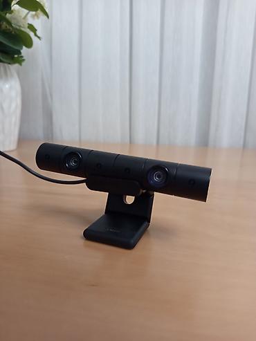 plesteyşin: Sony PlayStation VR dəsti və PlayStation Camera. Ağ-qara rəngli VR — 4