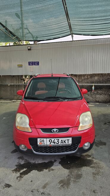 срочно продам авто в связи с переездом: Красный хэтчбек Daewoo Matiz, компактный и экономичный городской