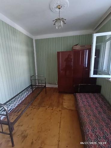 satisda olan evler: Ev Gəncə şəhəri, mahrasa bağında yerləşir. Evin çıxışı çölədir ki, bu — 5